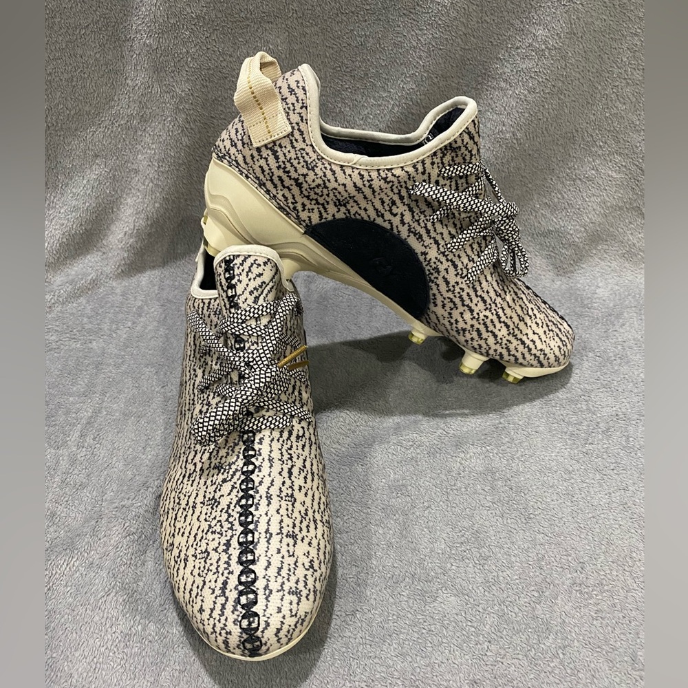 Yeezy 350 cleat turtledove 
B42410
Chalk white/Black/metallic gold size 11